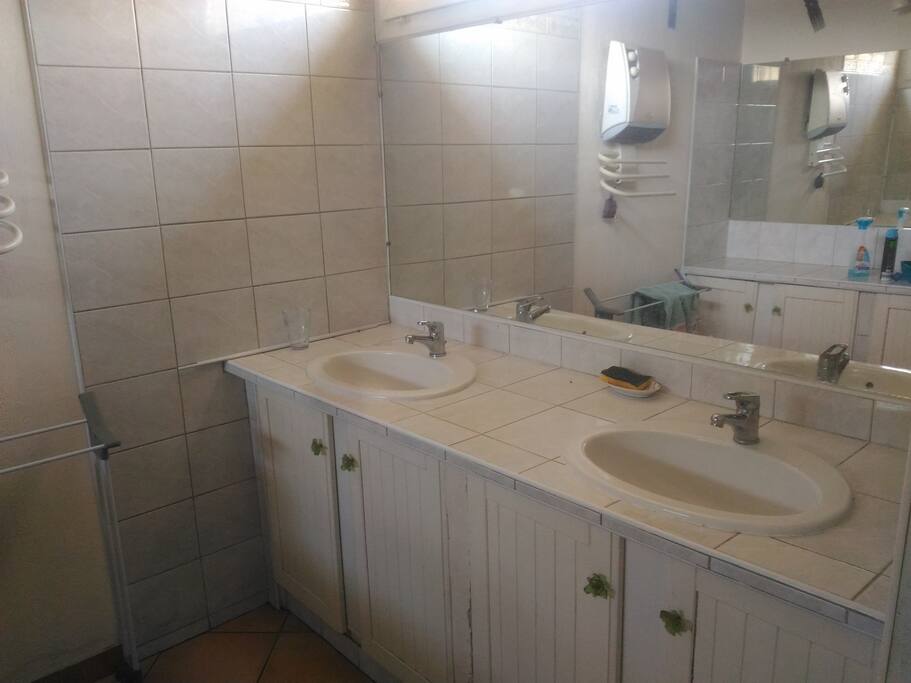 Salle de bain avec douche