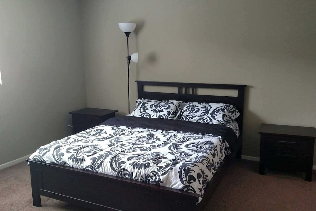 Master Bedroom (Queen Bed)
