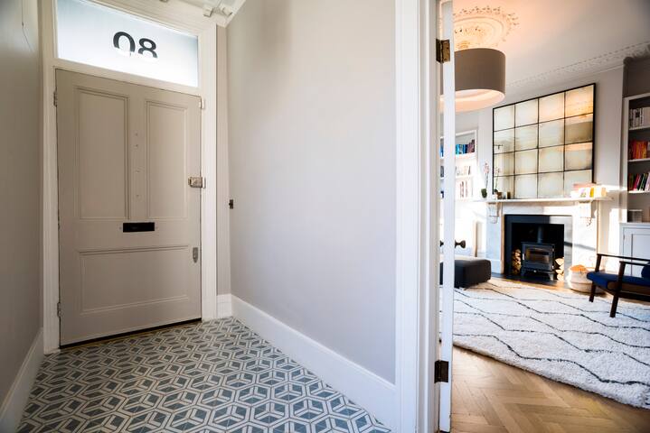 Stunning 5 bedroom Victorian, sleeps up to 15 gallery image 5