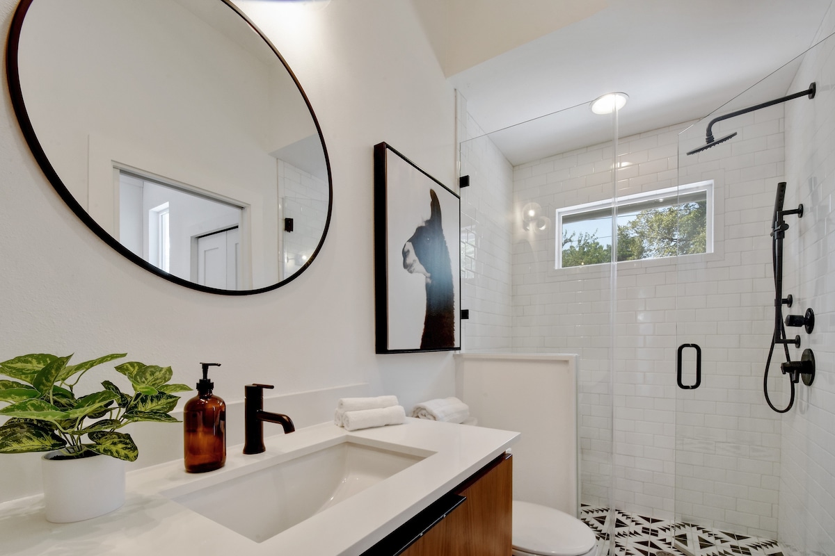 Bright + Chic Back House | Walk Downtown