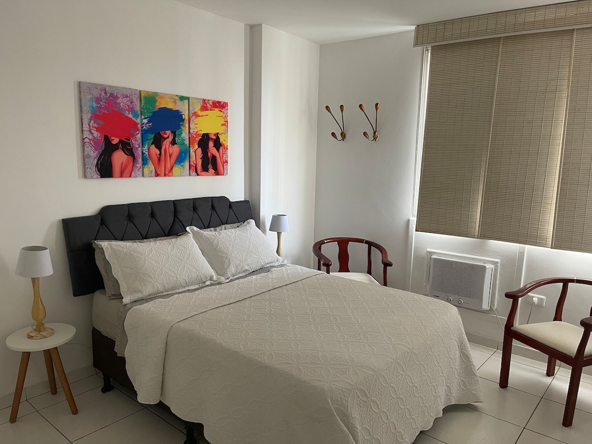 Double bedroom, air conditioning, built-in closet 