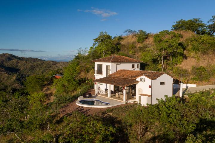 Luxury villa with world class ocean view and pool