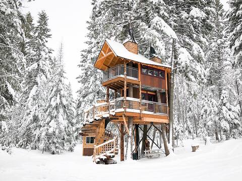 Meadowlark Treehouse at Montana Treehouse Retreat