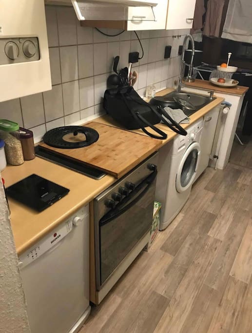 Küche mit Herd, Kühlschrank, Waschmaschine