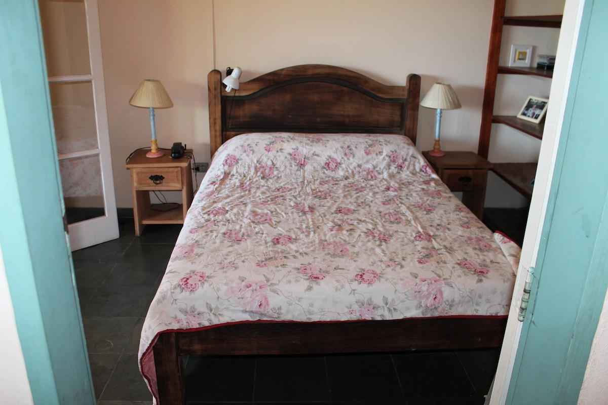 غرفة بسرير مزدوج