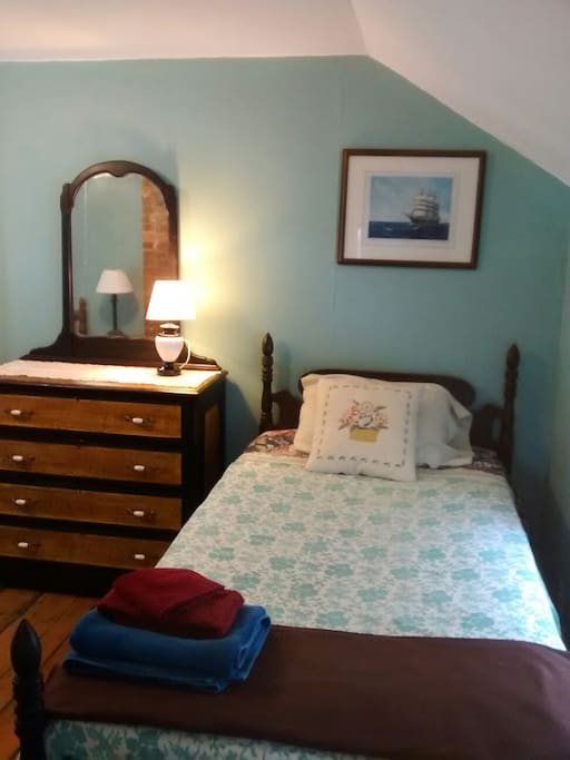 Middle bedroom