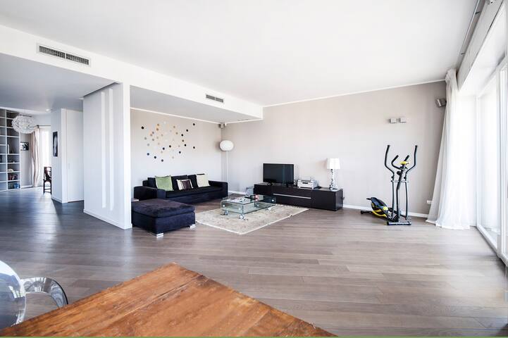 Milano Lush contemporary flat – 6 guests, 3 BDR gallery image 3