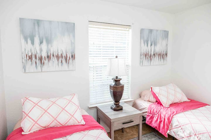 Izba pre hostí s 2 samostatnými posteľami.