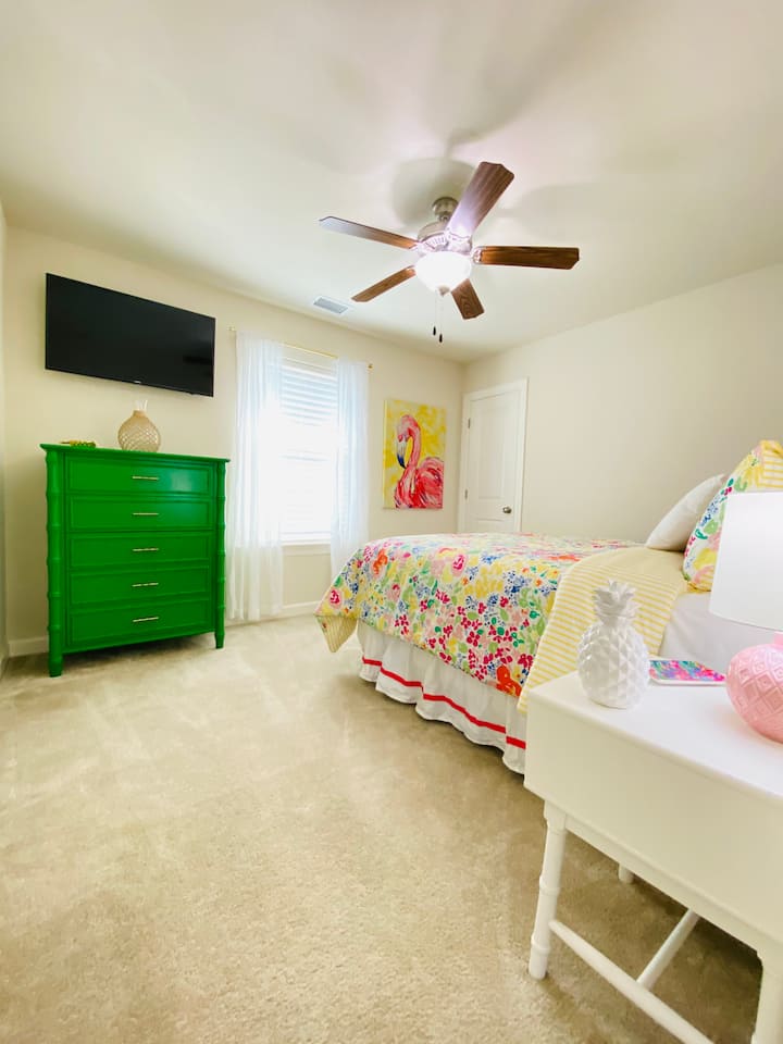 Spavaća soba br. 2 ima veselo uređenje s palmama, bračni krevet (160x200), pametni TV