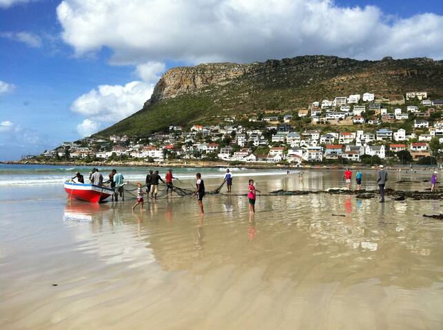 Amalfi Large tranquil home above Fishhoek beach. gallery image 5