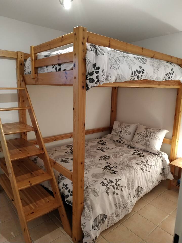 חדר שינה 4 (2 מיטות 140x190), מצעים חדשים (סתיו 2019), מצעים מסופקים 100% כותנה / כותנה אורגנית, חימום /מיזוג אוויר יקר ערך.

טוב לדעת: המיטה העליונה מומלצת למדי לילדים כי אתם ממש מתחת לתקרה.