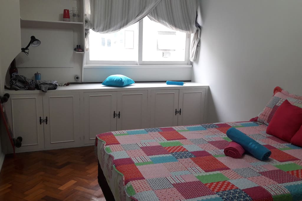 Quarto com cortina black out