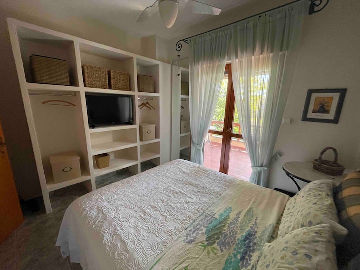 חדר השינה בקומה הראשונה עם ארון בגדים כפול. 