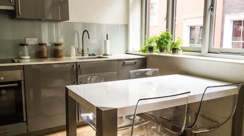 Romantic getaway in Soho, in the heart of London