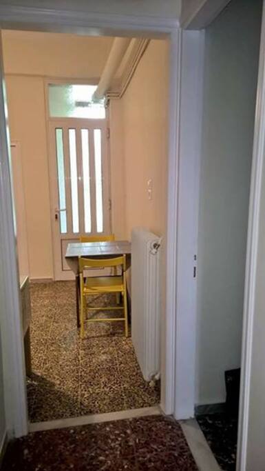 Η πόρτα προς τον κοινόχρηστο κήπο. - The door to the communal garden.