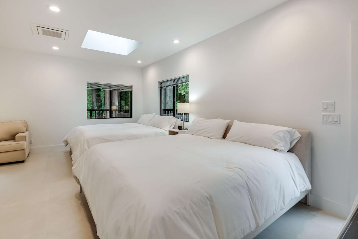 The bedroom has a full washer and dryer.