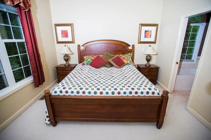 Dormitorio principal en el nivel principal