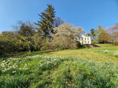 Georgian apartment, 9 acre garden & outdoor bath