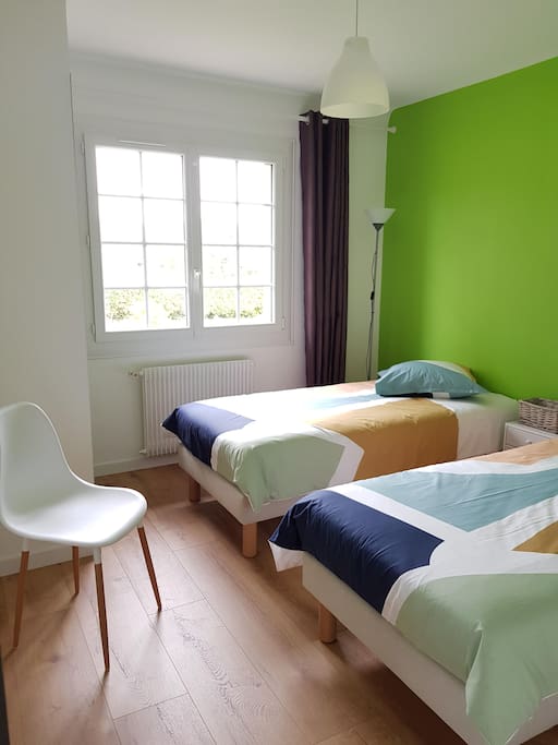 Chambre double, deux lits simples avec possibilité de rapprochement, placard de rangement intégré