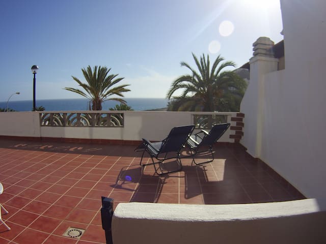 Modern seaside apartment & pool - WIFI & AirCon