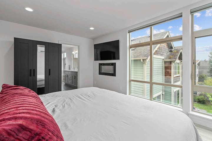 Bright New 2023 Townhome with Views gallery image 3