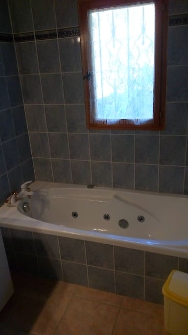 salle de bain avec lavabo et baignoire