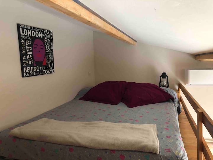 מיטה 140x200 על קומת ביניים.