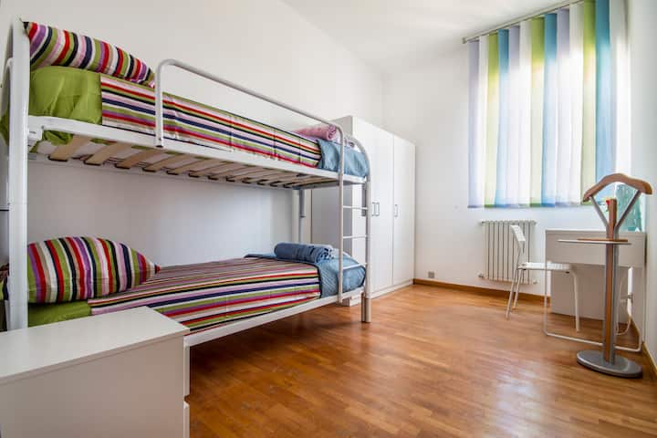 Ოთახი 3 (კონვერტირებადი ორსართულიანი საწოლი)