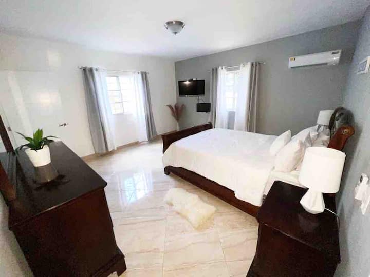 Glavna spavaća soba/ bračni krevet (160x200) 
Pametni TV od 50inča