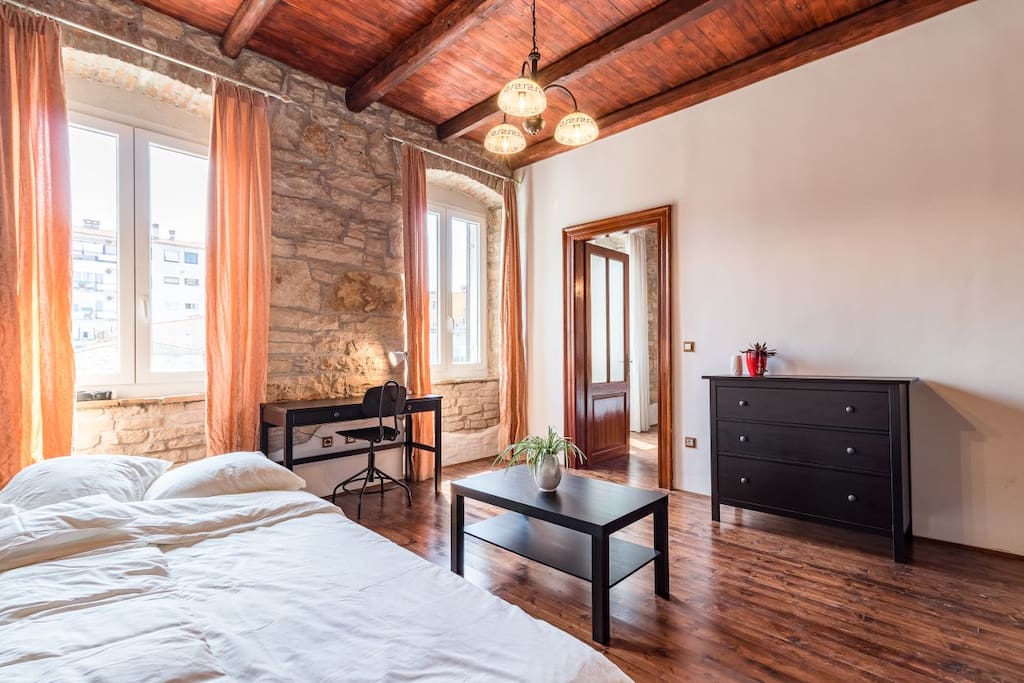 lovely room, fully furnished with lots sun..