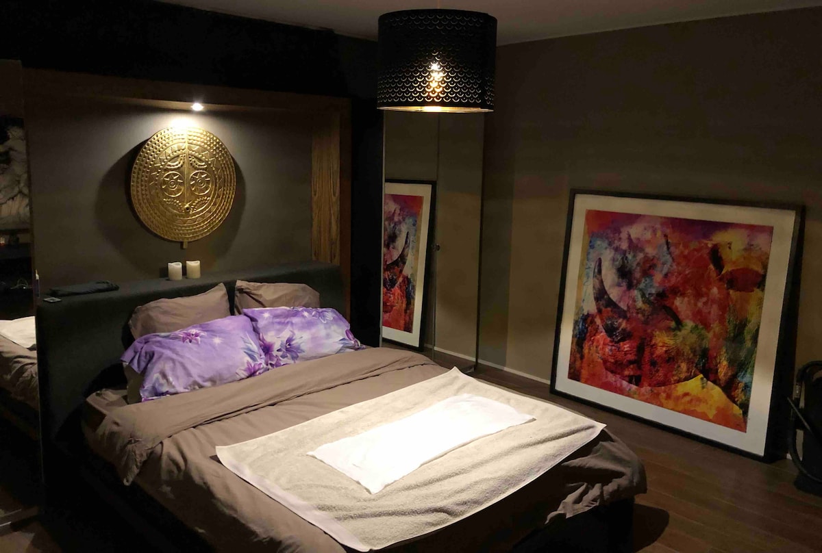 Amplia habitación de 16 m2 con acceso al cuarto de baño. 