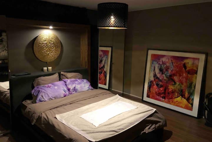 宽敞的16平方米卧室，设有浴室。 