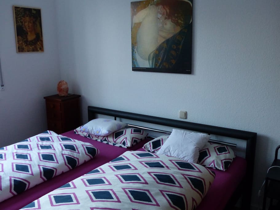 Schlafzimmer mit bequemem Doppelbett 1,80 x 2,00