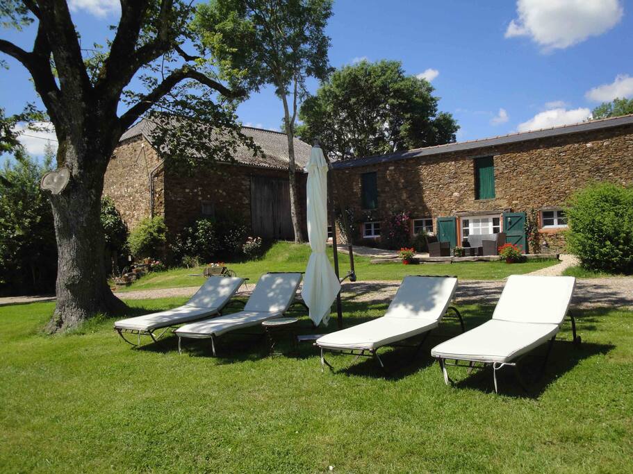 Bord de la piscine