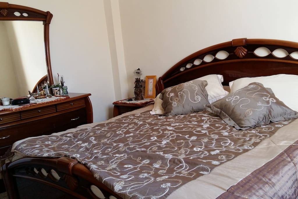 Chambre des parents grand lit