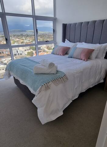 9th Floor 3 Bedroom Seafront Apartment Strand gallery image 2