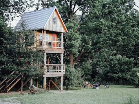 Tullihas in the Trees Off-Grid Treehouse