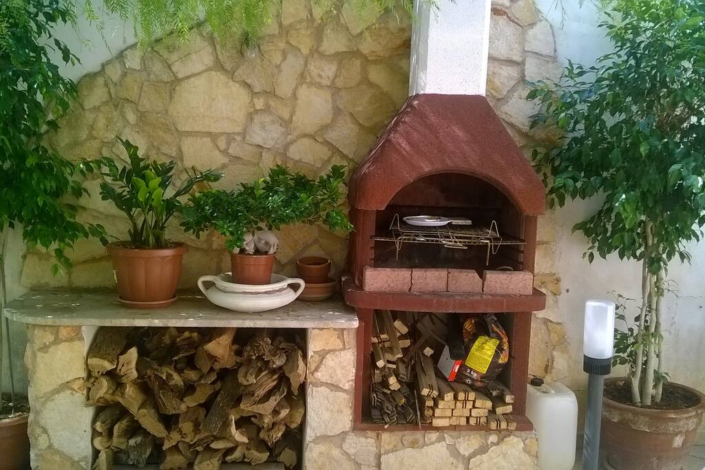 barbeque della casa che è anche a disposizione degli ospiti