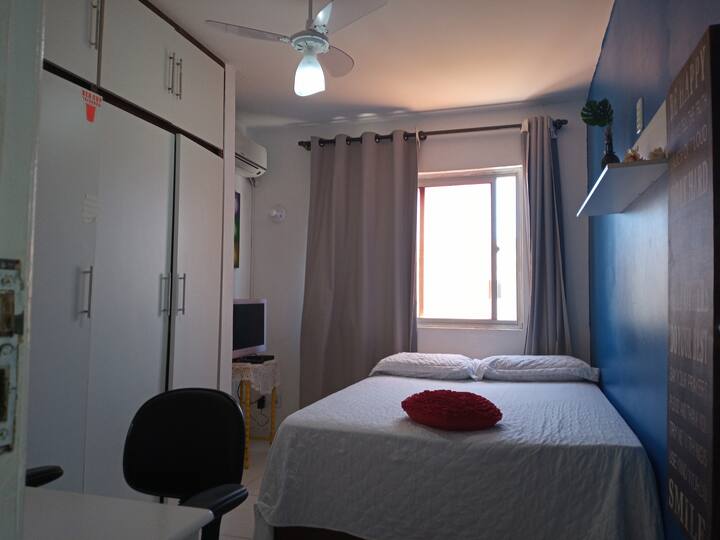 Dormitorio 1: cama doble, televisor de 32pulgadas, ventilador de techo, apagón,  mesa + silla de oficina, armario, estantes y colchón adicional.