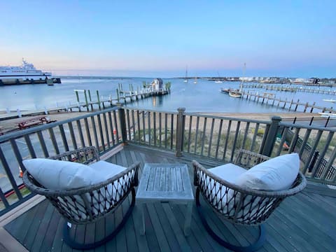 WATERFRONT Cottage, Downtown w/ Beach