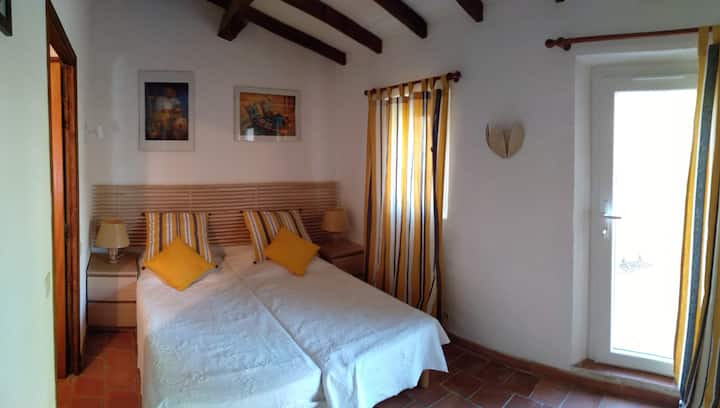 Habitación amarilla en el primer piso