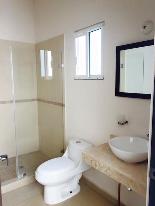 Baño con accesorios incluidos