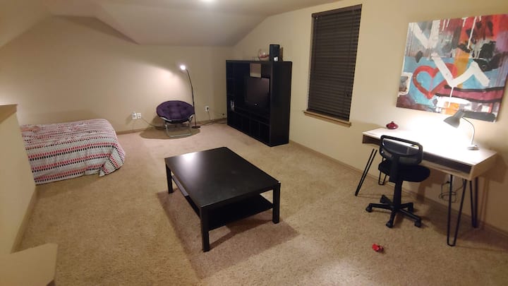 The loft! It's a huge room with a Study Desk for some remote work! Plus it has a nice Queen bed to rest after a nice Movie!