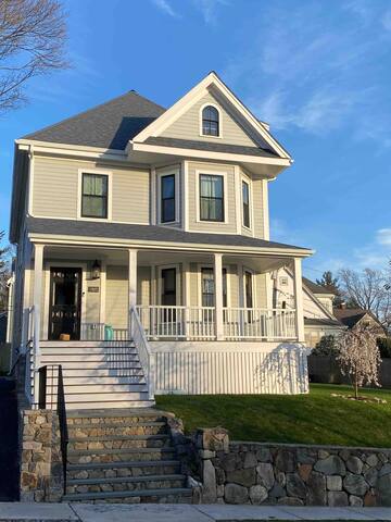 The 1880 House: Historic Single Family Victorian! gallery image 2