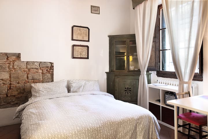 Budget studio near train station