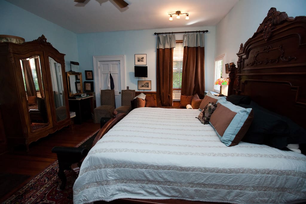 Large King Bed and a Twin Day Bed