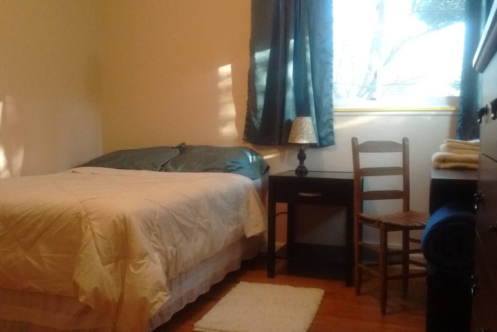 Guest's bedroom - full size bed