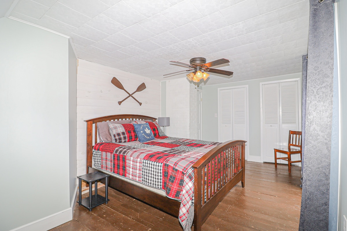 Chumba cha kulala cha msingi (Kitanda cha Malkia)