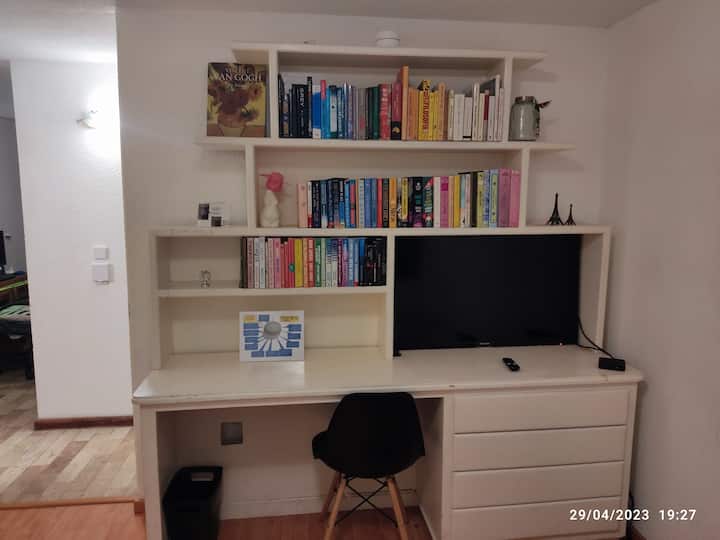 Втората соба, исто така, има телевизор и книги на англиски јазик за одмор.