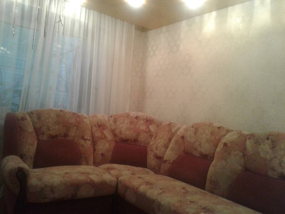 спальня с большим диваном.